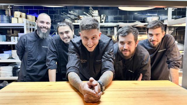 El chef Pablo Rutllant, en el centro de la imagen, junto a su equipo.