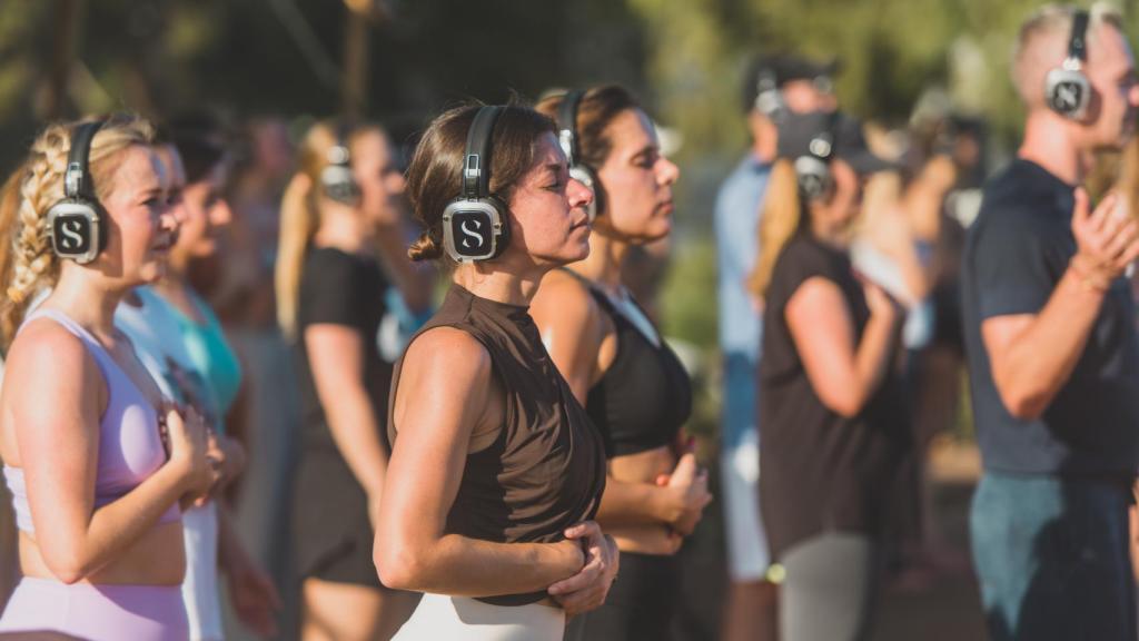 Grupo de jóvenes practicando Sanctum en Marbella Club.