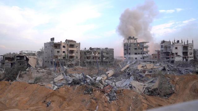 Una imagen distribuida muestra a soldados israelíes operando en la Franja de Gaza.