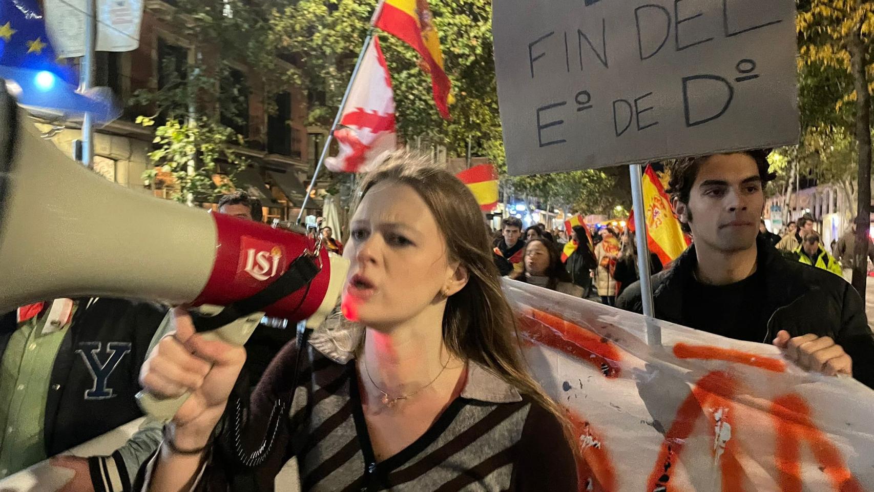Sol Fiebig a la cabeza de la columna de jóvenes que se sumó a la manifestación de Ferraz.