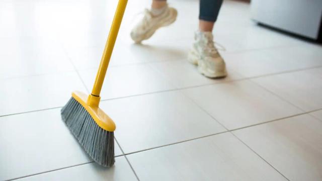 ¿Conoces el truco de la bolsa y la escoba? Así es como podrás ahorrar la compra de una aspiradora