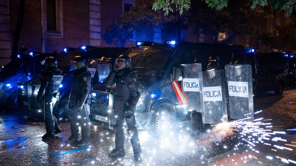 Un cohete carretilla explota en la línea de los antidisturbios este viernes en Ferraz.