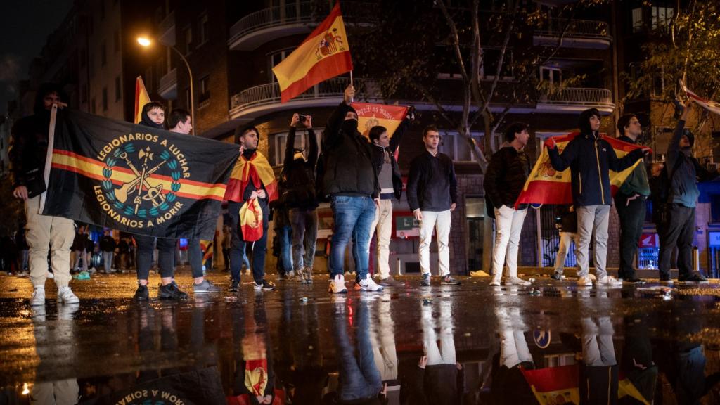 Un grupo de jóvenes con una bandera de los legionarios en la manifestación de este viernes