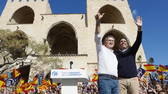El presidente del PP, Alberto Núñez Feijóo, y el presidente valenciano, Carlos Mazón, el pasado domingo en la protesta de Valencia