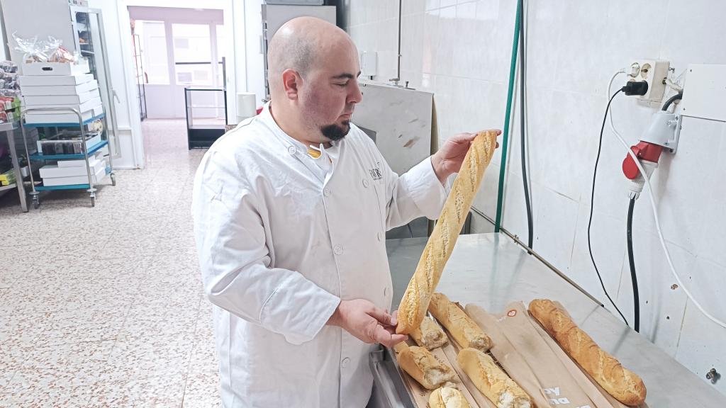 Julio López, observando la barra de pan de la cuarta gasolinera con mayor presencia en España.