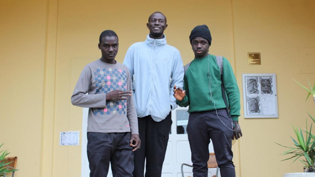 Varios senegaleses a la entrada del Hotel Los Barruecos, en Malpartida de Cáceres