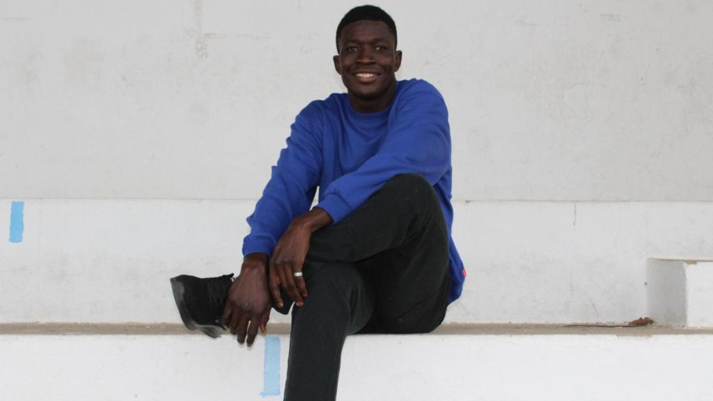 Bathie Seck en el campo de fútbol de Malpartida de Cáceres