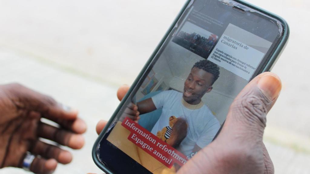 Bathie enseña un vídeo guardado en su cuenta de TikTok, donde se informa de la crisis migratoria de Canarias