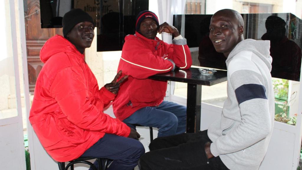 Varios senegaleses en un bar en la Plaza Mayor de Malpartida de Cáceres