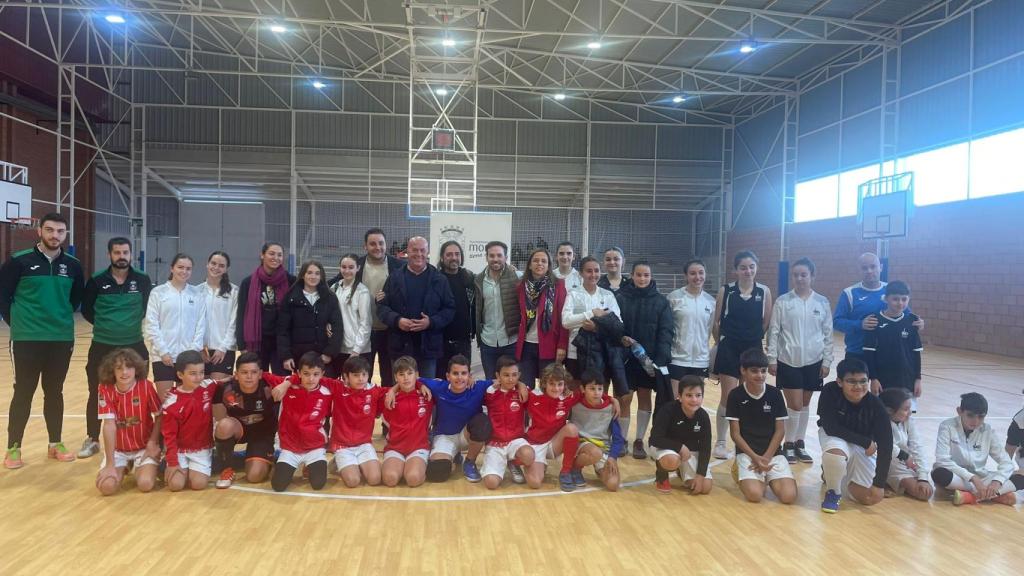Deportistas y autoridades en el nuevo pabellón polideportivo de Mora.