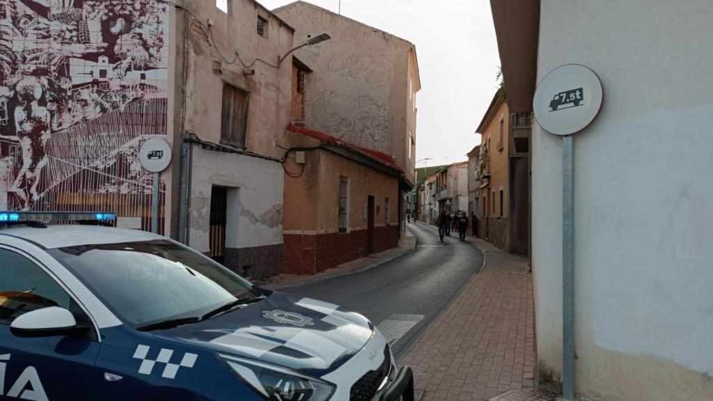 Una patrulla de la Policía Local de Ceutí cortando el tráfico de la calle donde residía la familia fallecida.