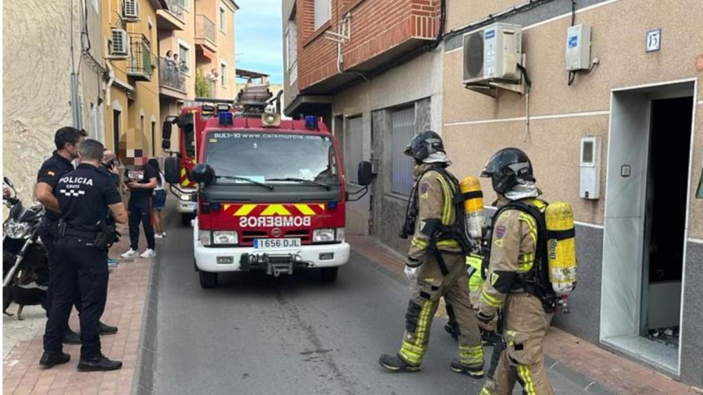 Los bomberos del CEIS, este sábado, saliendo de la casa de Ceutí donde ha sido localizado muerto el matrimonio y su hijo.