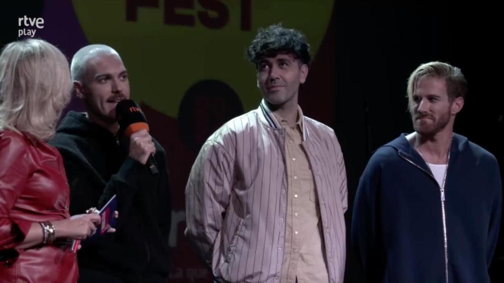 María Eizaguirre con los miembros de Miss Caffeina en la presentación de los concursantes del Benidorm Fest 2024.