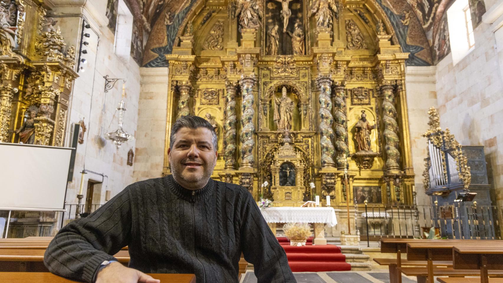 Ángel González, párroco de Villares de la Reina