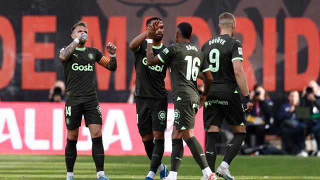 Los jugadores del Girona, durante el partido frente al Rayo
