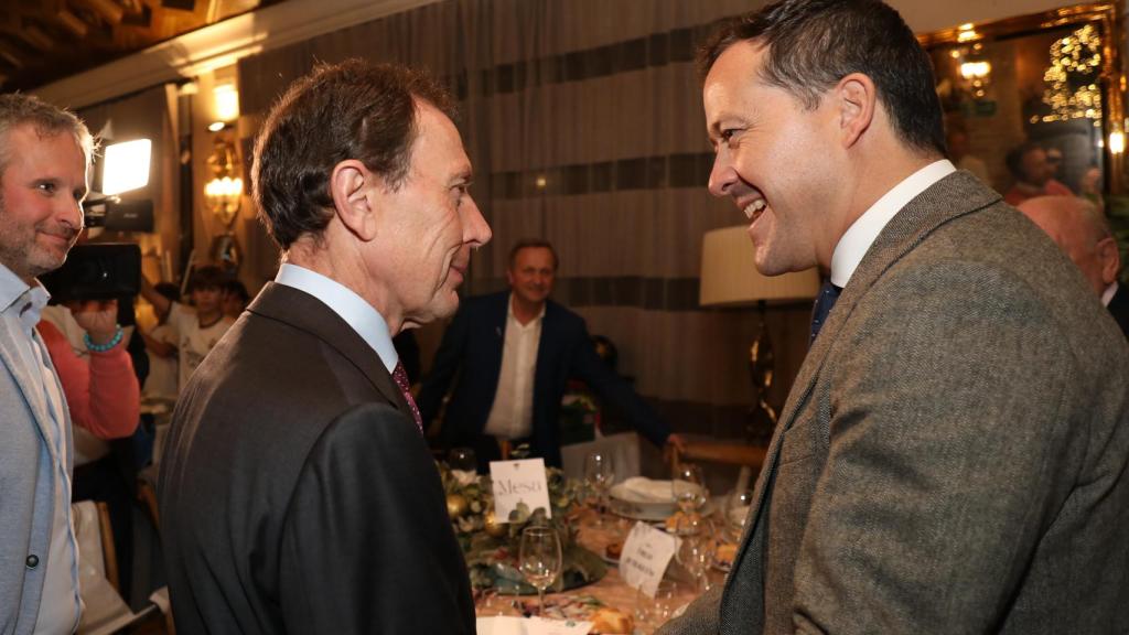 Saludo entre Emilio Butragueño y Carlos Velázquez.