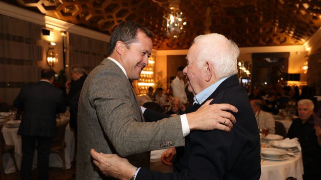 Carlos Velázquez, a la izquierda, saludo a uno de los miembros de la peña madridista 'El Buitre'.