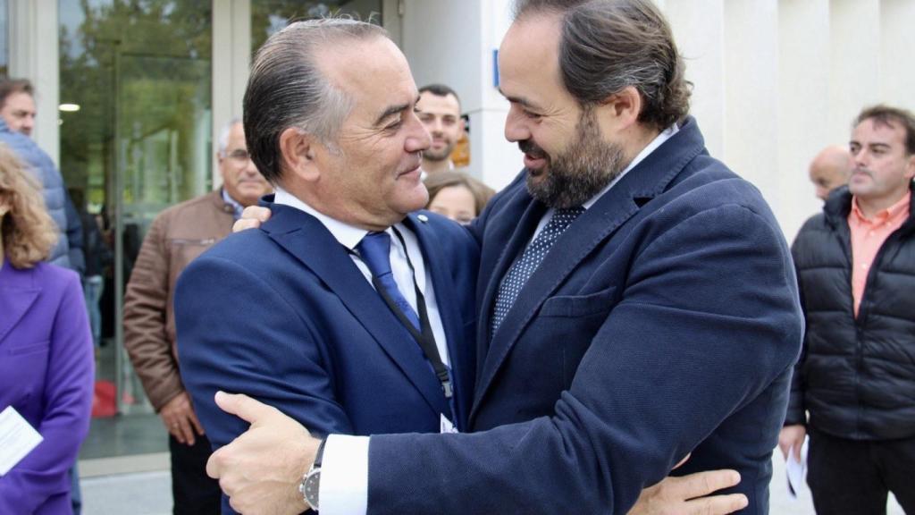 José Julián Gregorio y Paco Núñez se saludan antes de la Asamblea de la FEMPCLM.
