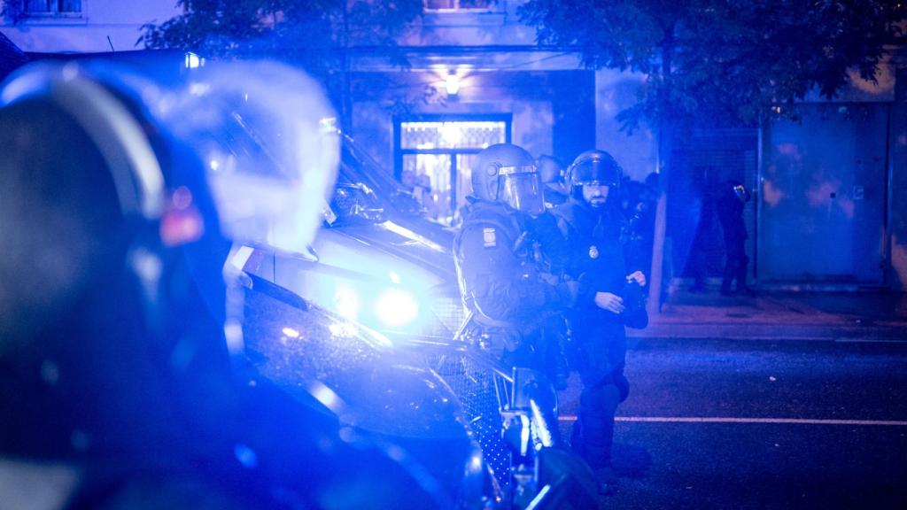 Agentes de la UIP en la octava jornada de las manifestaciones frente a la sede de Ferraz