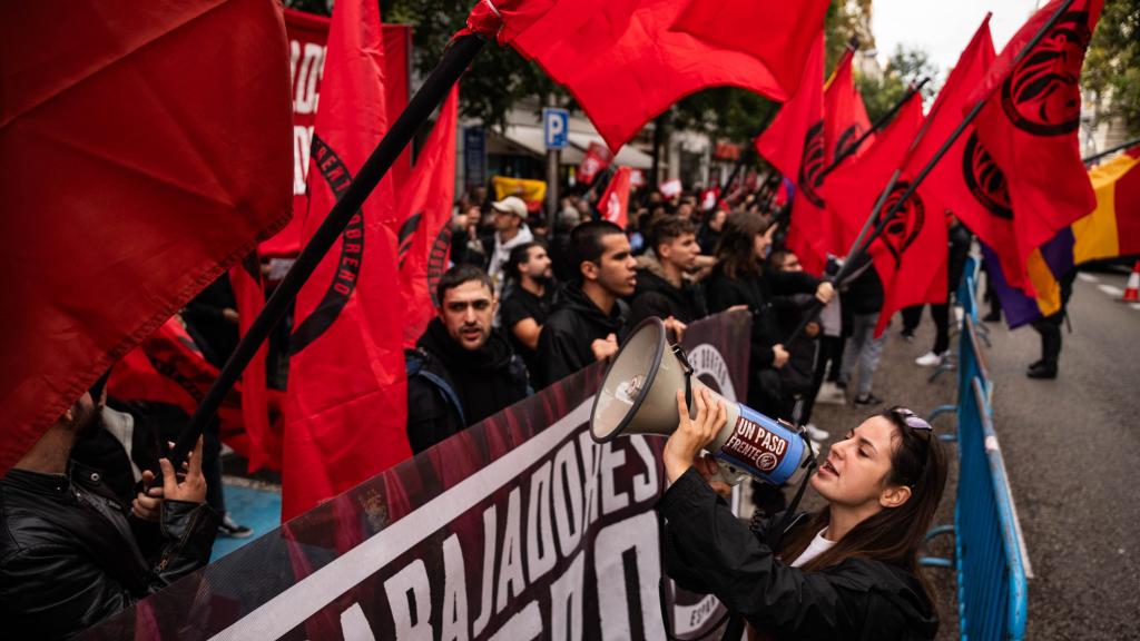 Una mujer protesta con un megáfono durante la manifestación de Frente Obrero España contra la amnistía, el pasado sábado, en Madrid.