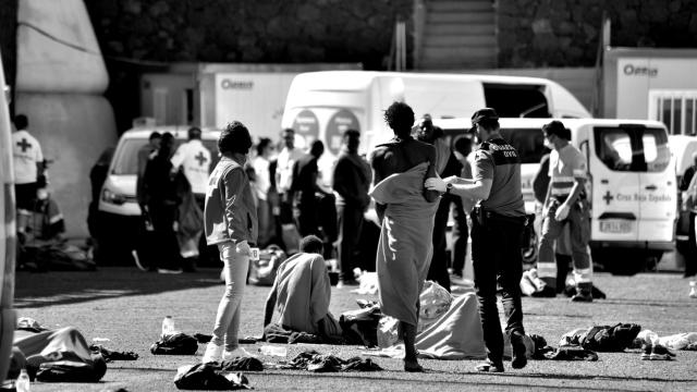 Varios migrantes son atendidos por los servicios de emergencias en El Hierro, Islas Canarias (España), el 9 de noviemnbre.