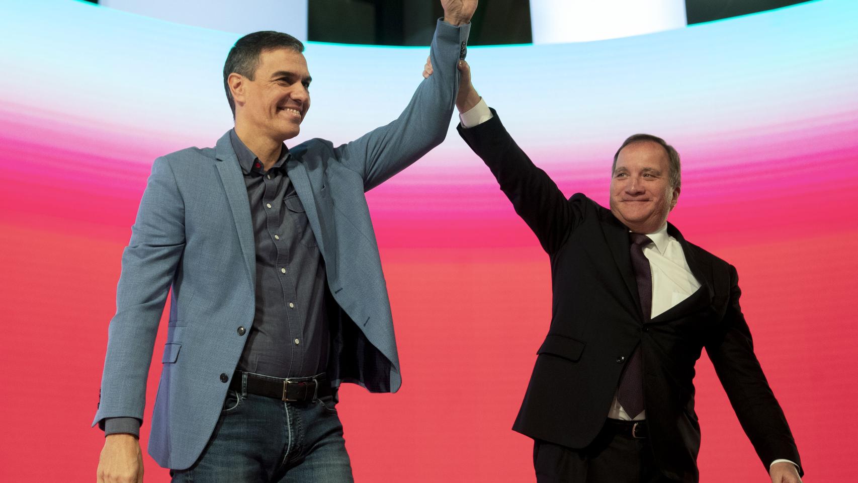 El lider del PSOE y presidente en funciones de España, Pedro Sánchez (i) con el presidente de los Socialistas Europeos Stefan Löfven, en la segunda jornada del Congreso Europeo Socialista.