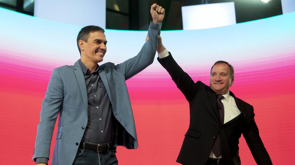 El lider del PSOE y presidente en funciones de España, Pedro Sánchez (i) con el presidente de los Socialistas Europeos Stefan Löfven, en la segunda jornada del Congreso Europeo Socialista.