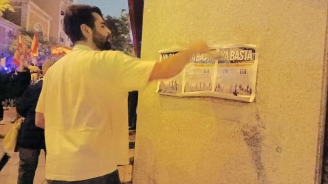 Rubén Gisbert pegando carteles en la esquina entre la calle Ferraz y Marqués de Urquijo
