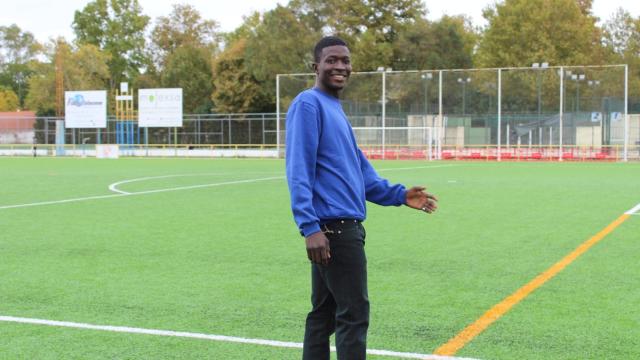 Bathie Seck en el campo de fútbol de Malpartida de Cáceres
