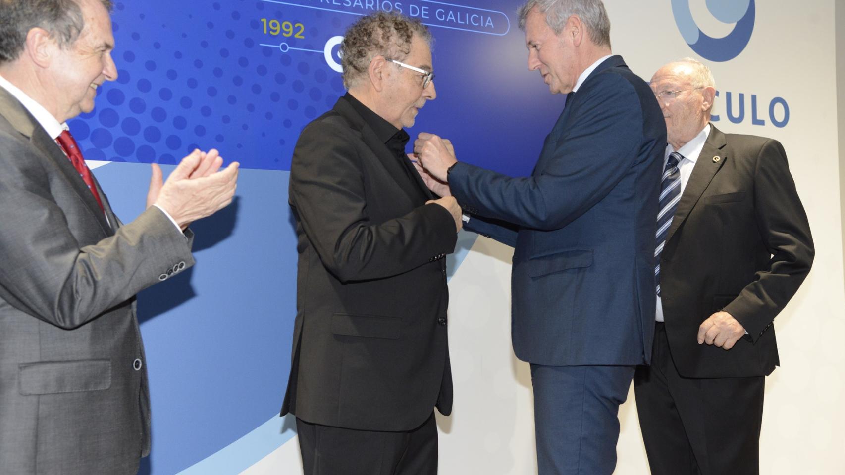 Alfonso Rueda impone la Medalla de Oro al diseñador ourensano.