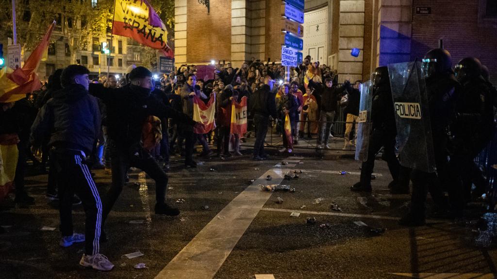 Enfrentamiento entre manifestantes y Policía en Ferraz
