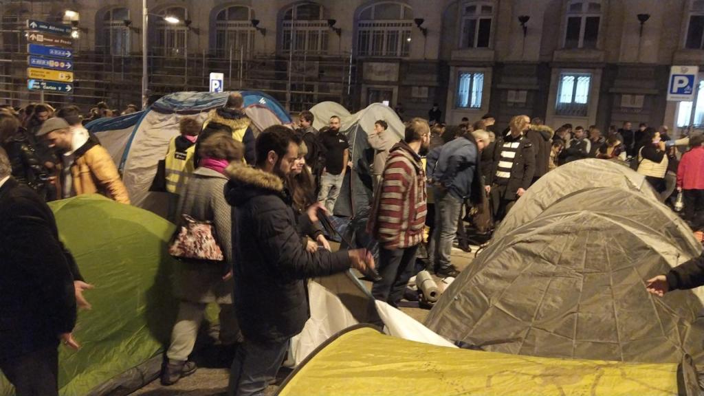 Varias tiendas de campaña en la convocatoria en el Congreso