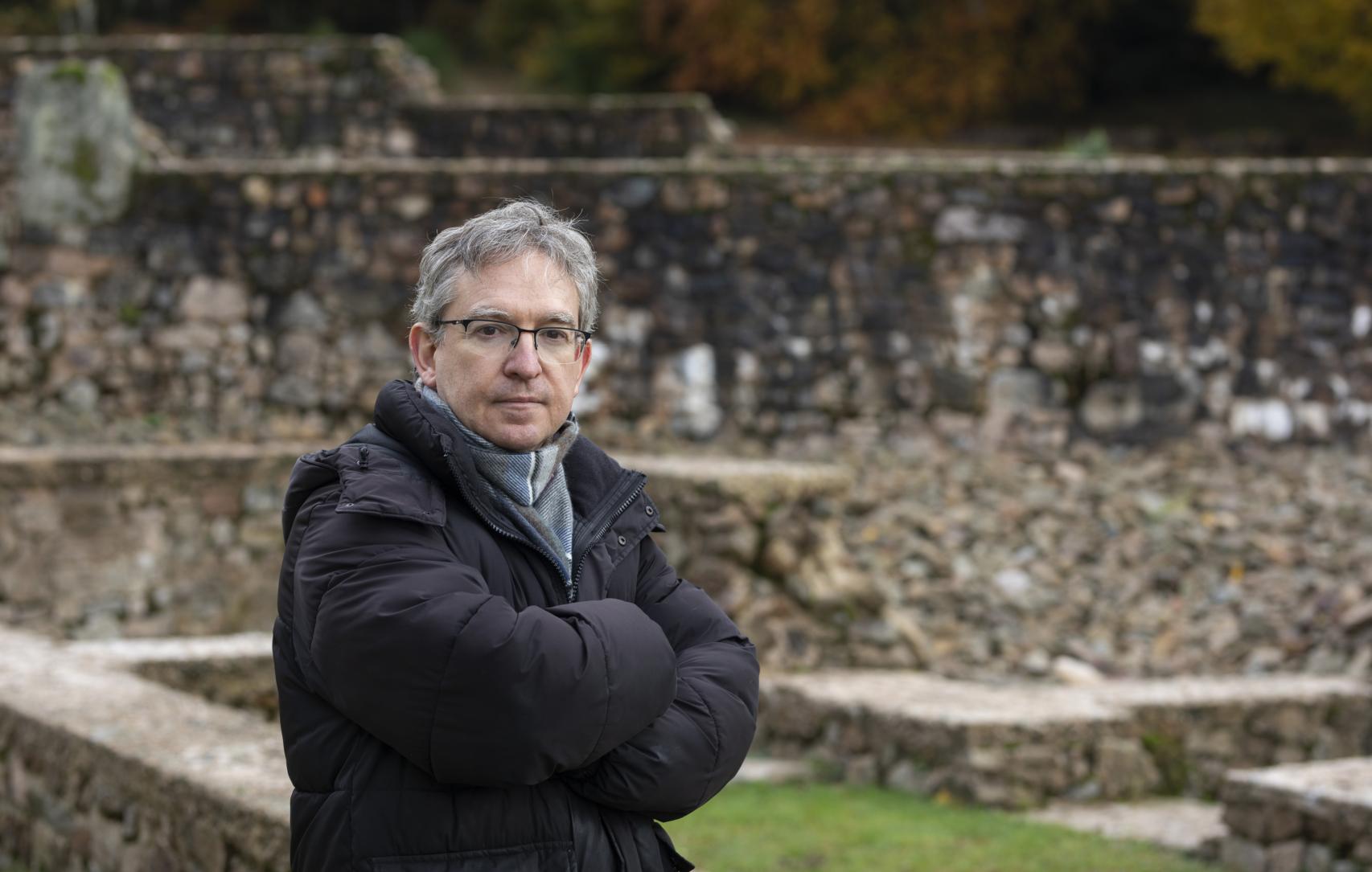 Santiago Posteguillo en el yacimiento de Bibracte.