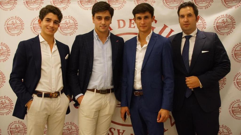 La Juventud Taurina de Salamanca, junto al también socio y matador de toro Manuel Diosleguarde