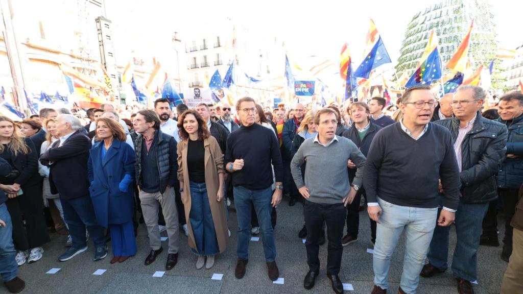 La exalcaldesa de Madrid Ana Botella; el expresidente del Gobierno José María Aznar; la presidenta de la Comunidad de Madrid y del PP de Madrid, Isabel Díaz Ayuso; el presidente del PP, Alberto Núñez Feijóo; el alcalde de Madrid, José Luis Martínez-Almeida, y el secretario general del PP de Madrid, Alfonso Serrano.