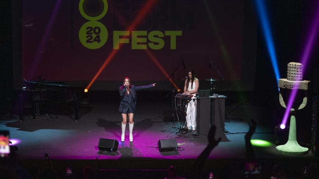 Vicco cantando 'Nochentera' en el teatro Alameda de Sevilla con motivo de la presentación de los participantes del Benidorm Fest 2024