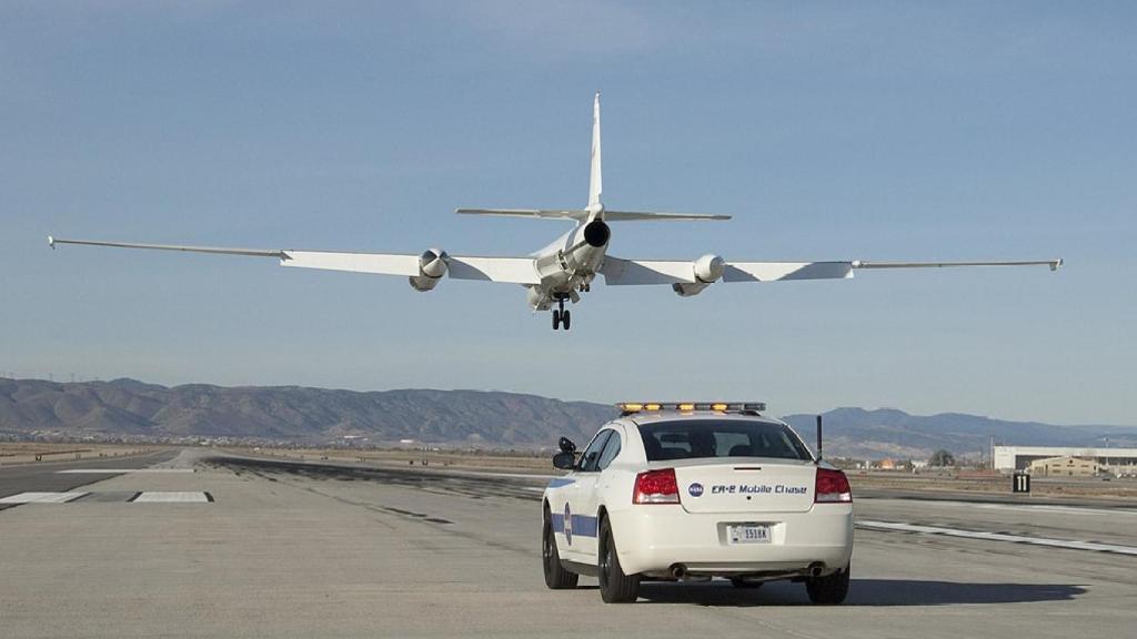 Avión ER-2 aterrizando con la asistencia de un piloto extra en tierra situado dentro del coche