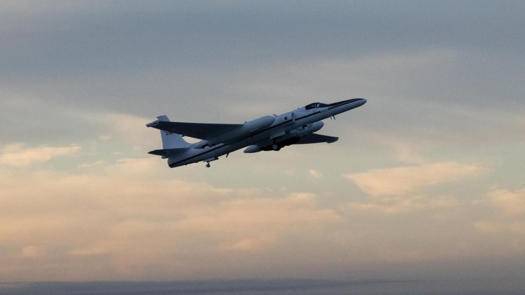 Avión ER-2 de la NASA despegando