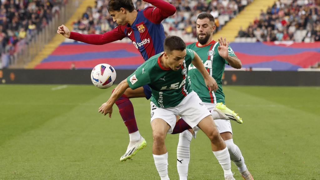 Joao Félix, ante dos rivales del Alavés.