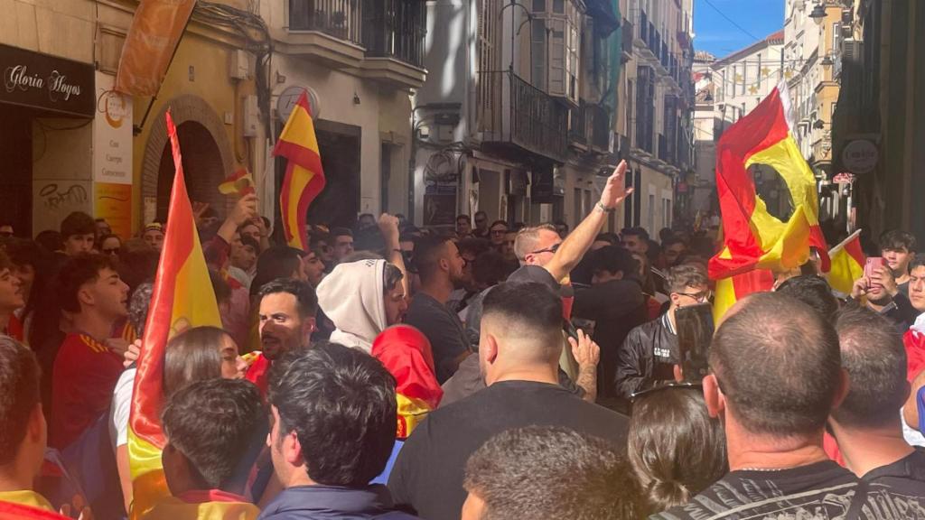 Símbolos fascistas ante la sede socialista.