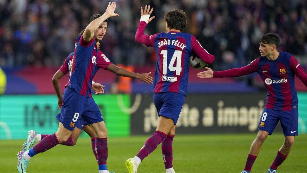 Lewandowski celebra un gol con Joao Félix.