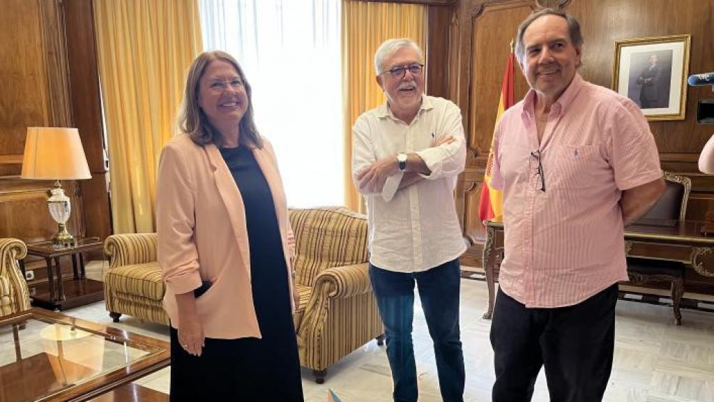 La presidenta de la Asamblea Regional, Visitación Martínez, junto a los responsables del CEMOP.
