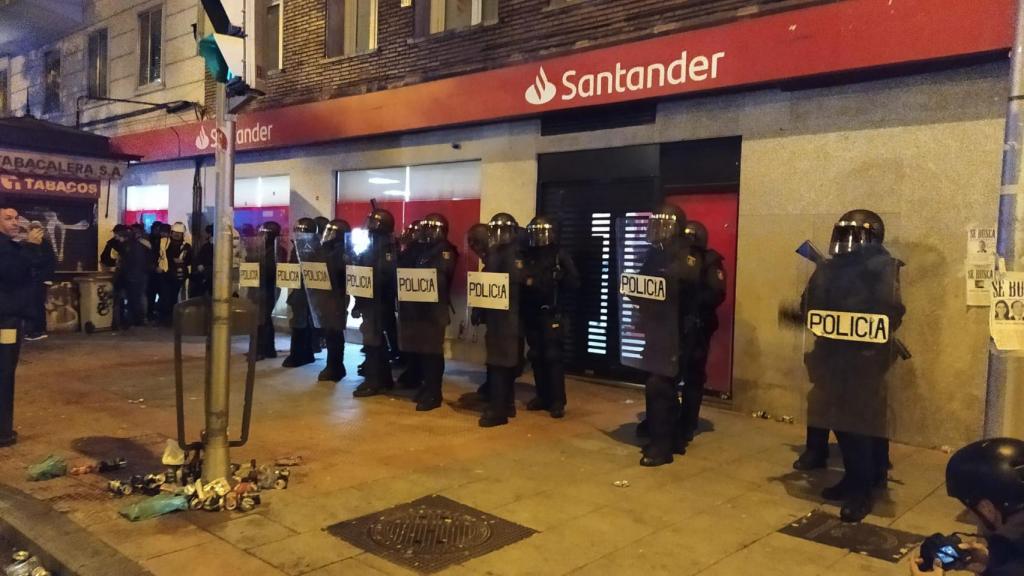 La Policía rodea a los manifestantes.