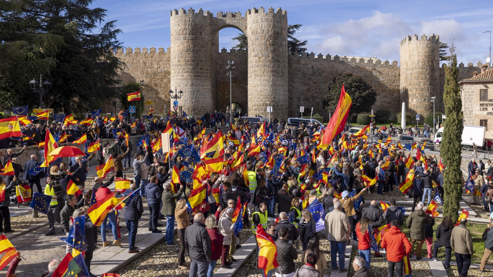 Concentración del PP en Ávila por la igualdad de los españoles y contra la amnistía (1)