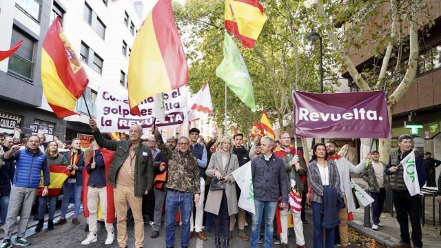 Concentración en la sede del PSOE de Valladolid