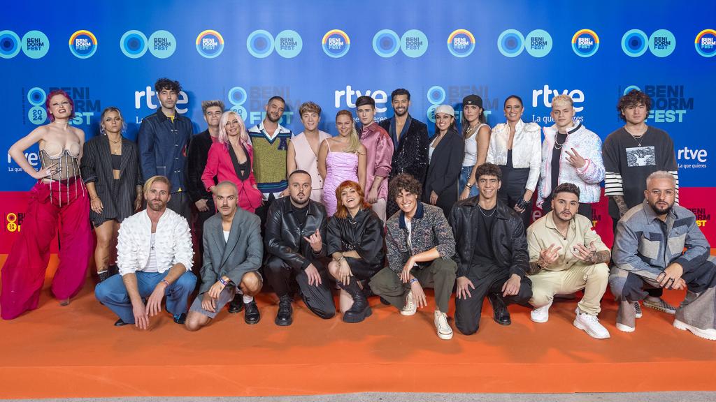 Posado de los participantes de las 16 candidaturas del Benidorm Fest 2024.