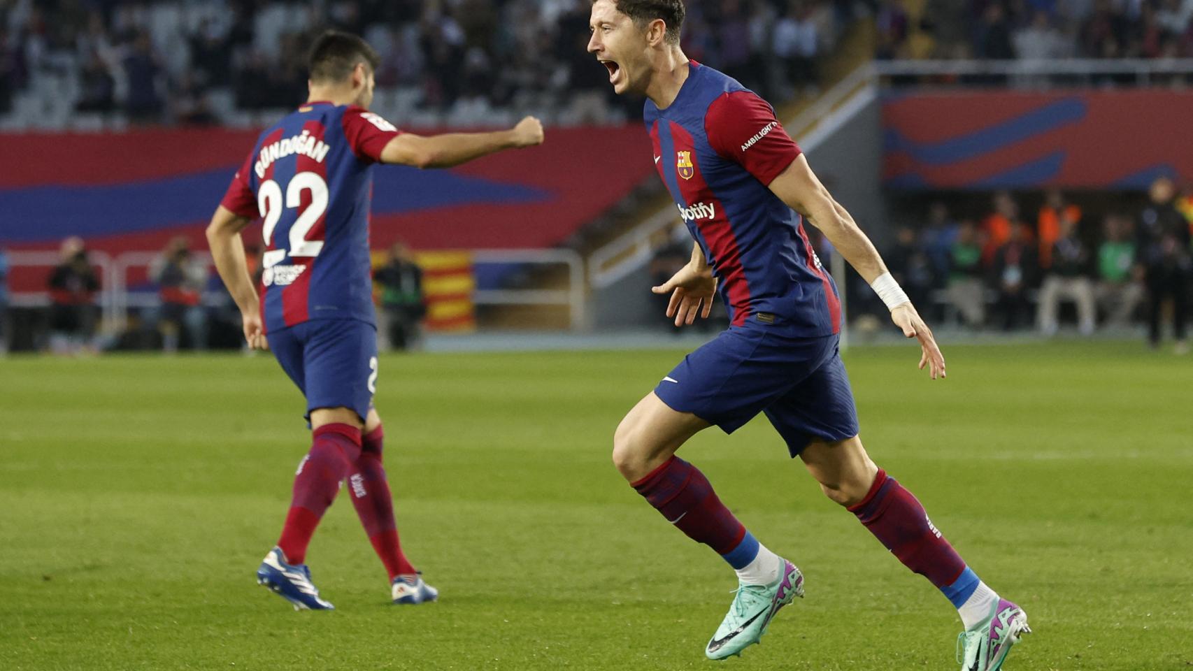 Lewandowski celebra uno de sus dos goles ante el Alavés.