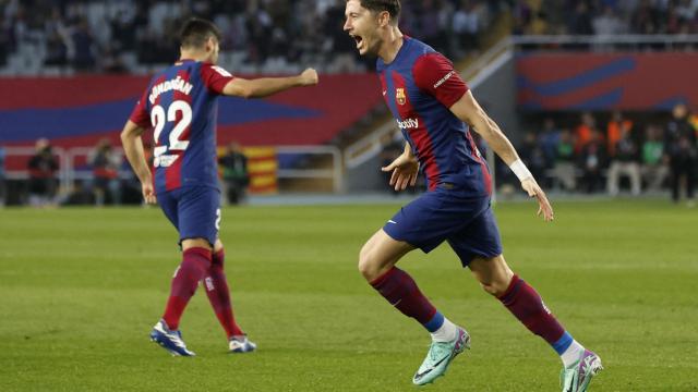 Lewandowski celebra uno de sus dos goles ante el Alavés.