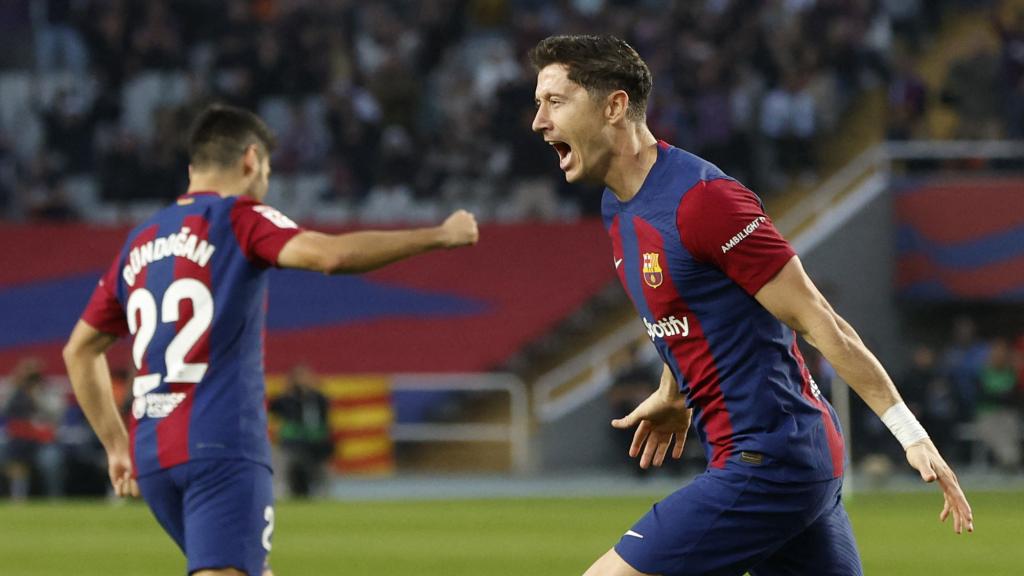 Lewandowski celebra uno de sus dos goles ante el Alavés.