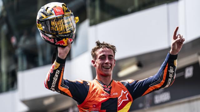 Pedro Acosta celebra el título de Moto2, logrado en el circuito malasio de Sepang.